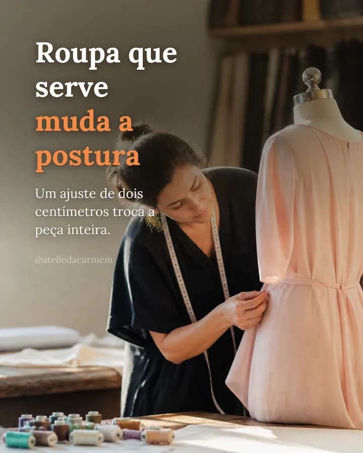 Post de ateliê de costura: “Roupa que serve muda a postura”, com a costureira alfinetando a barra no manequim.