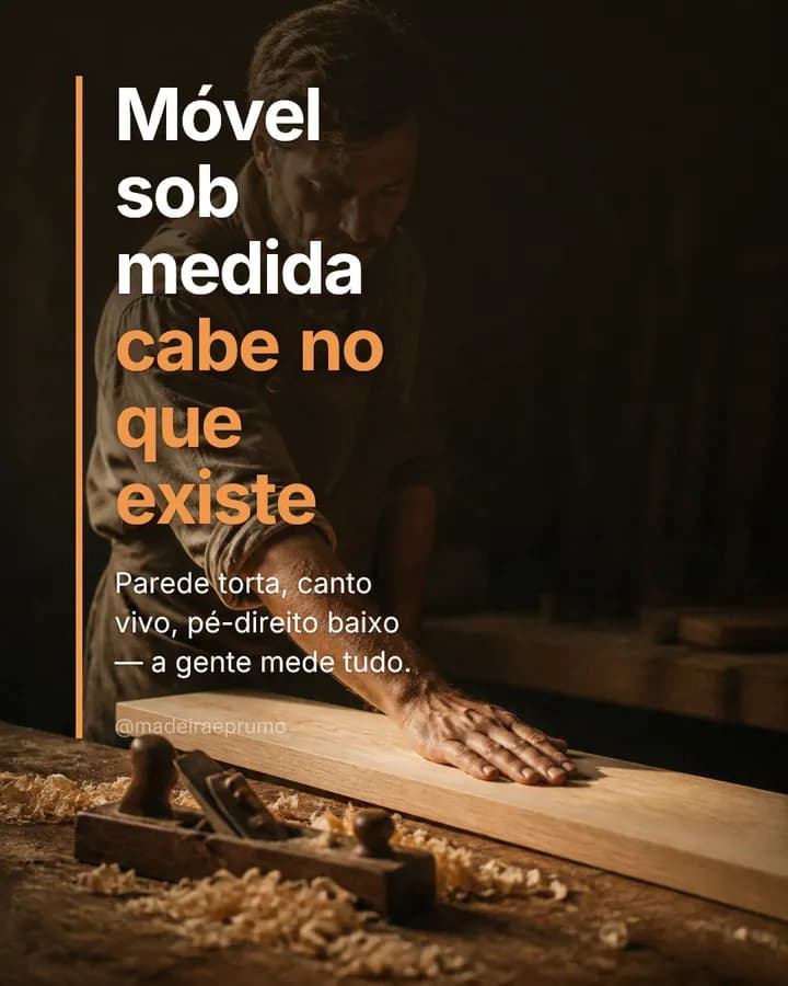 Post de marcenaria: “Móvel sob medida cabe no que existe”, com o marceneiro passando a mão na tábua aplainada.