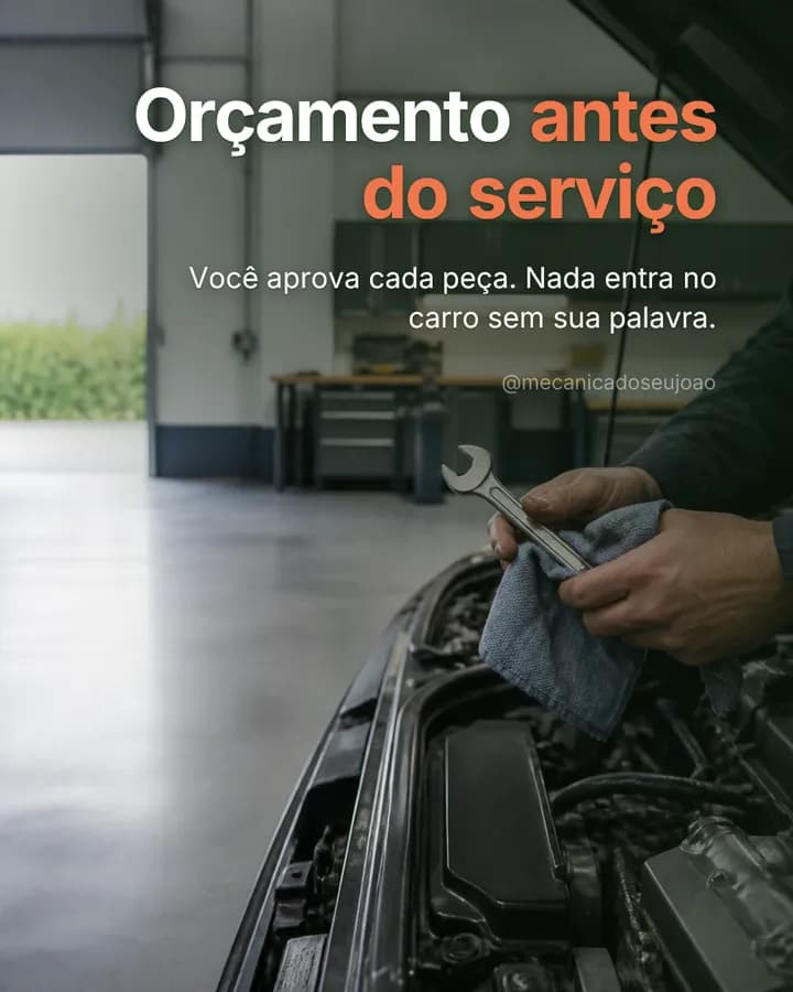 Post de oficina: “Orçamento antes do serviço”, com as mãos do mecânico limpando uma chave ao lado do motor aberto.