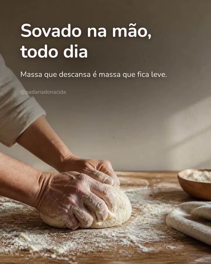 Post de padaria: “Sovado na mão, todo dia”, com as mãos enfarinhadas sovando a massa na bancada.